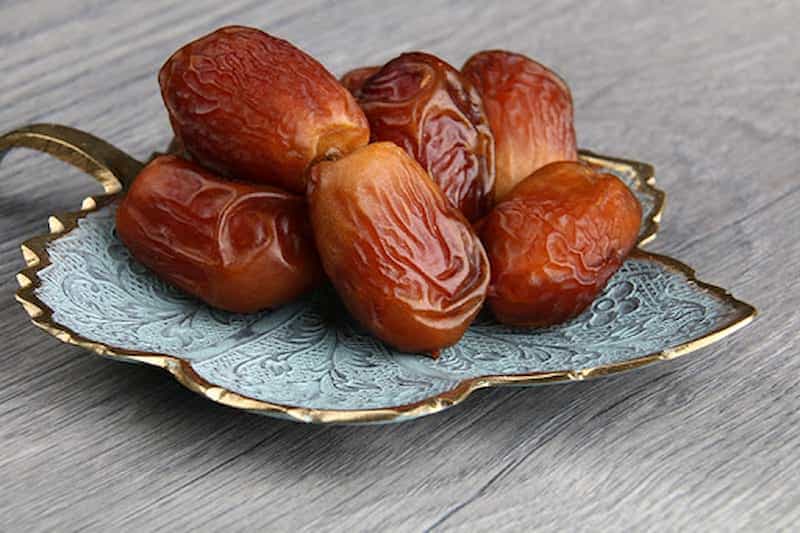 خرما زاهدی زرد با رنگ روشن و ظاهر طبیعی